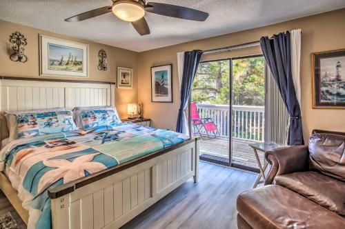 Imagen de la galería de Coastal Escape with Balcony and Grill Less Than 2 Mi to Beach!, en Myrtle Beach