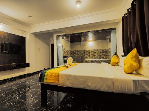 a bedroom with a large bed with yellow pillows at Hotel innovation inn in Baga