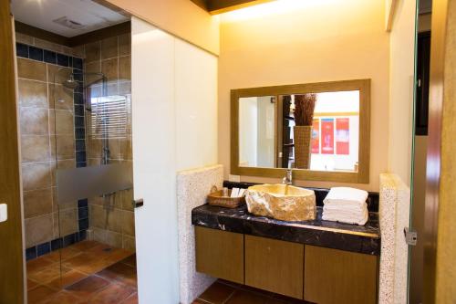 a bathroom with a sink and a mirror at 墾丁海芋 獨棟泳池Villa - 訂房後需聯繫轉帳, 才有完成訂房 in Hengchun