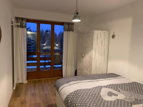 Una cama o camas en una habitación de La Jacinthe de Crans