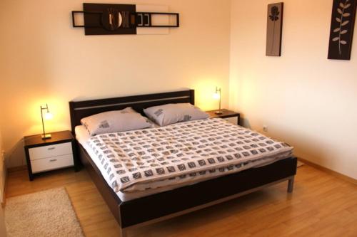 Кровать или кровати в номере Holiday House - Orange Antik 112 Lipno Home