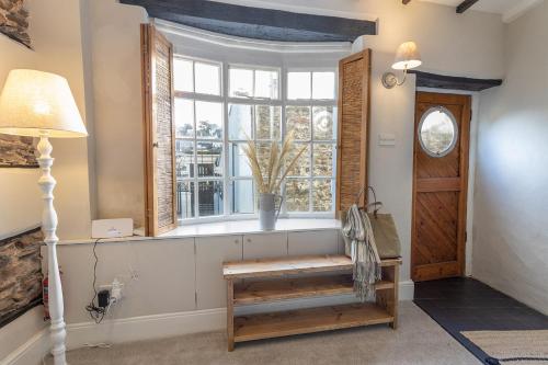 uma janela num quarto com um banco à frente em Oyster Catcher Cottage em Brixham