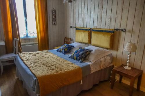 Una cama o camas en una habitación de CHAMBRES D'HÔTES LOPERHET