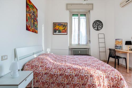 A bed or beds in a room at Cosy Apartment close to IULM University
