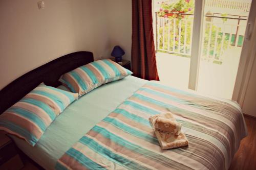 Un primer plano de una cama con una toalla. en Apartments Dana, en Zadar