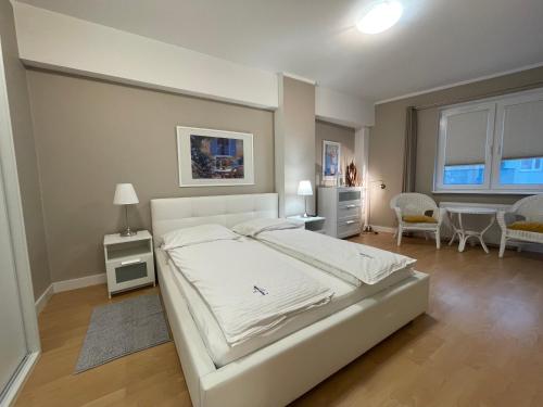 Ένα ή περισσότερα κρεβάτια σε δωμάτιο στο Wolin-Travel Apartamenty Statek z widokiem na morze