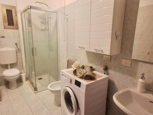 y baño con lavadora y lavamanos. en Appartamento Navigli, en Milán
