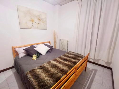 1 dormitorio con 1 cama con edredón marrón en Appartamento Navigli, en Milán
