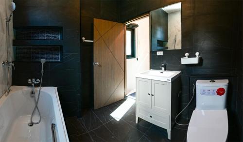 Et badeværelse på Velaa pool villa