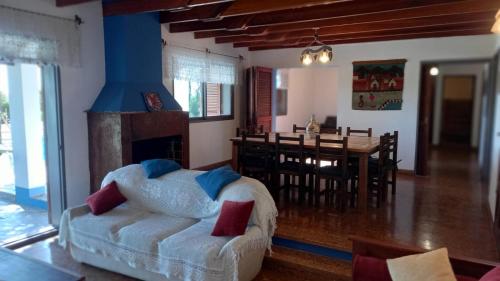 uma sala de estar com um sofá e uma sala de jantar em Casa de campo SONIANDO em Chivilcoy