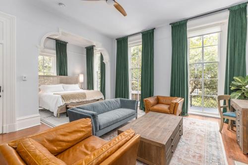 een woonkamer met een bank en een bed bij Bellwether House in Savannah