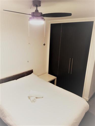 萊斯特的住宿－Leicester River Building Ensuite King size Luxury Bed，卧室配有白色的床和黑色的门
