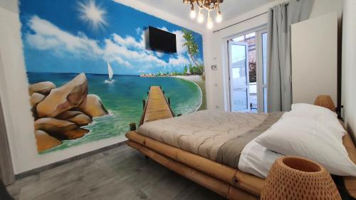 una camera da letto con un dipinto di una spiaggia e un letto di Fly Bed - Milano Malpensa Airport a Cardano al Campo