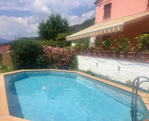 una piscina frente a una casa en the polverara cottage, en Polverara