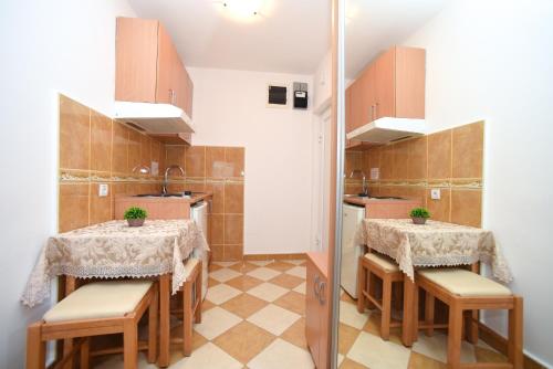 ティヴァトにあるD&D Apartmentsのキッチン(テーブル2台、椅子付)