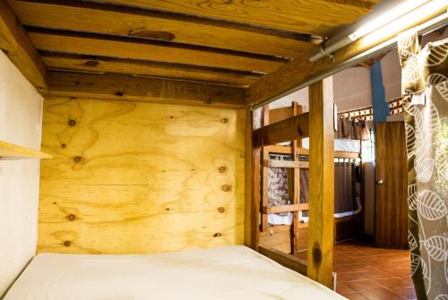 Poschodová posteľ alebo postele v izbe v ubytovaní La Redonda Sayulita Hostal