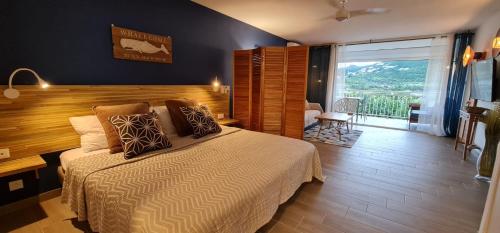Postel nebo postele na pokoji v ubytování Charm and sea, large studio designed by architect