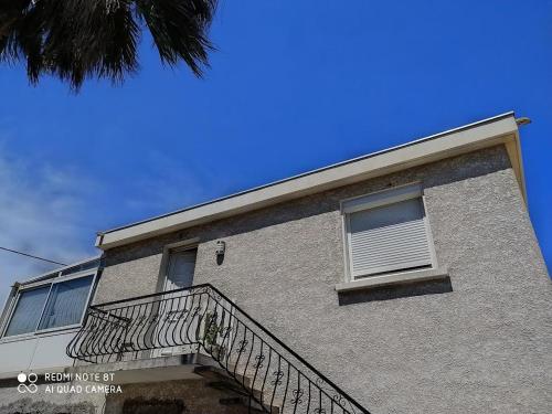 un bâtiment avec un escalier sur le côté dans l'établissement Les Goelands ça nous va Appartement entier, à Port-la-Nouvelle
