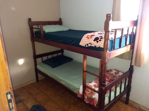 大坎普的住宿－Hostel Salazar，客房内的两张双层床