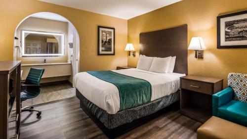 Un pat sau paturi într-o cameră la Best Western Catalina Inn