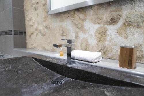 Bilik mandi di Ausone Beautiful loft apartment in historical center + terrace and parking