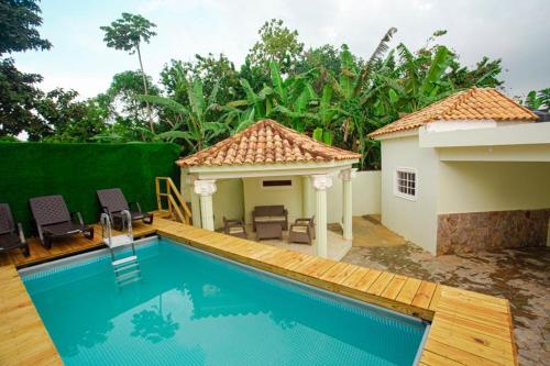 una piscina en un patio trasero con una casa en Villas Garcia, en Las Terrenas