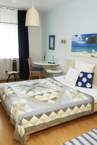 ハーナウ・アム・マインにあるHotel Sonnenhofのベッドと机が置かれた寝室