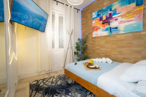 um quarto com uma cama com uma bandeja de comida em Luxury Apartment Puerta Del Sol + Private Patio em Madri