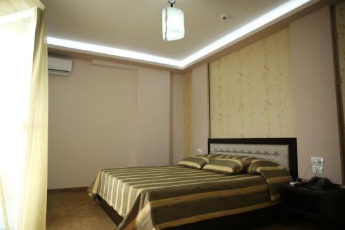 a bedroom with a bed in a room at Hotel Pogradeci in Pogradec