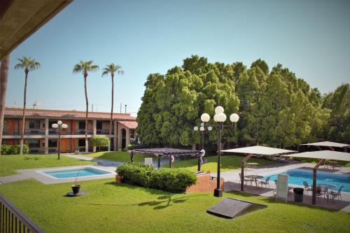 Swimming pool sa o malapit sa Hotel Colonial Mexicali