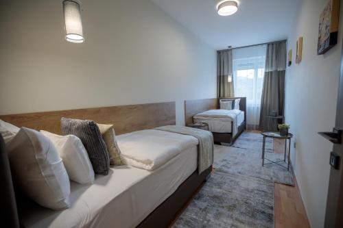 una camera d'albergo con un grande letto di Mokka Best Apartments a Miskolc