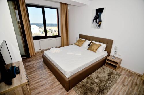Voodi või voodid majutusasutuse Summerland Sea-View Luxury Apartment toas