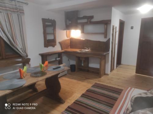 een woonkamer met een tafel en een bureau bij Вила 111 in Sapareva Banya