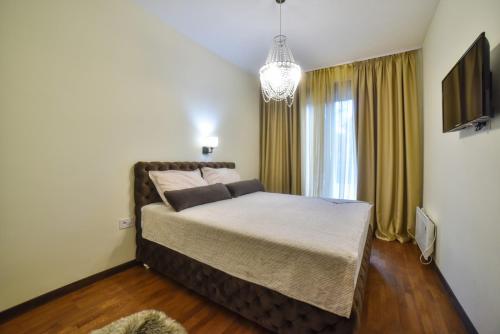 une chambre avec un grand lit et une fenêtre dans l'établissement Apartman Kalina, à Zlatibor
