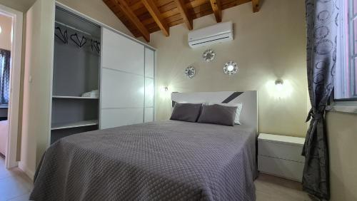 1 dormitorio con 1 cama en una habitación en Villa da Silva, en Madalena