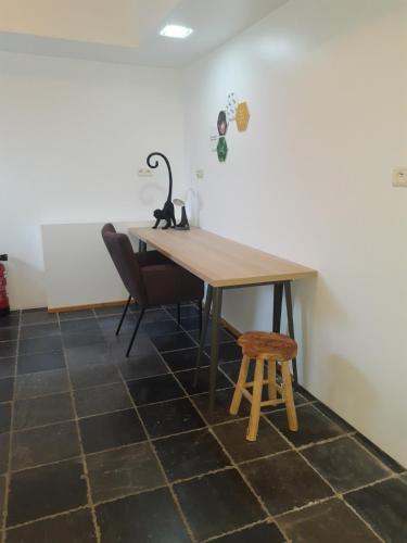 a wooden table with a cat sitting on top of it at Vakantiewoning 'De Vlaamse Aap' in Dilsen-Stokkem