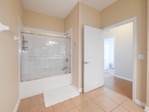 3Br 2Bath Condo Balcony 5min Conv Center 1410ft photo 12