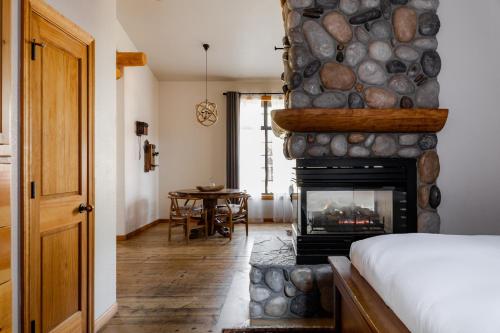 Postel nebo postele na pokoji v ubytování Black Bear Lodge