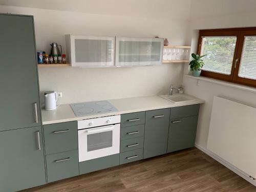 een kleine keuken met een fornuis en een spoelbak bij Residence Sarka Top in Praag