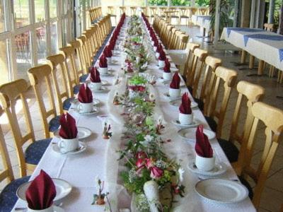 Een lange tafel met kerstmutsen erop. bij Hotel & Freizeitpark Am Lärchenberg in Schirgiswalde