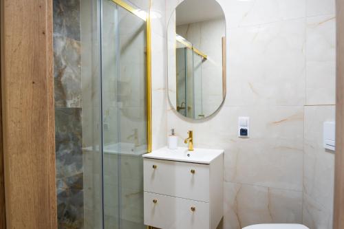 a bathroom with a shower and a toilet and a sink at Apartament na Wzgórzu 3, Sauny, ebike, las, widok - 5D Apartamenty in Świeradów-Zdrój