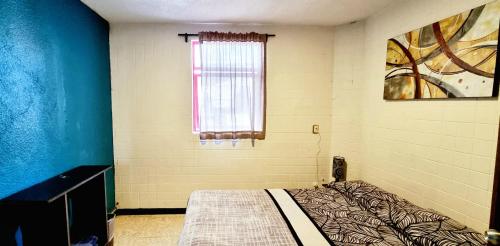 - une chambre avec un lit et une fenêtre dans l'établissement HOM Centro histórico, à Mexico