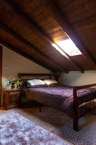 Una cama o camas en una habitación de La Moara Boutique Hotel