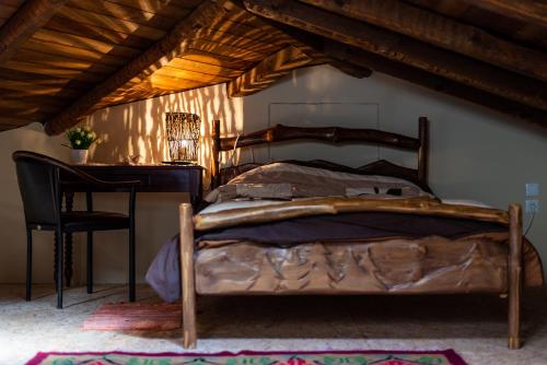 Una cama o camas en una habitación de La Moara Boutique Hotel