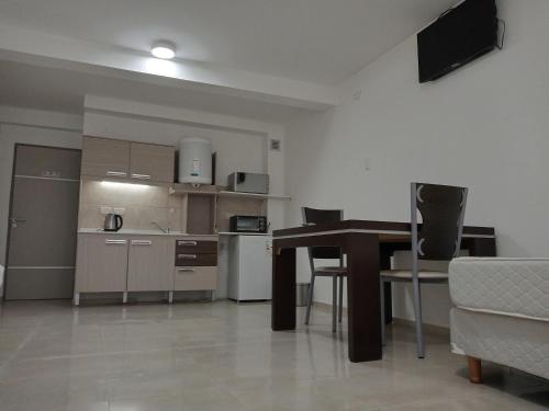 Cuisine ou kitchenette dans l'établissement Moderno Microcentro - Apartamentos Céntricos V