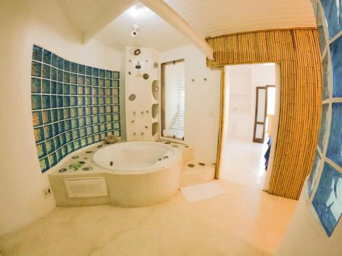 a bathroom with a bath tub in a room at Casa Janaina in Ilhabela
