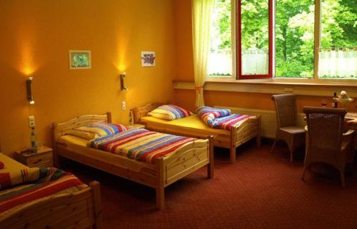 Llit o llits en una habitació de Econo Motel Goelzer