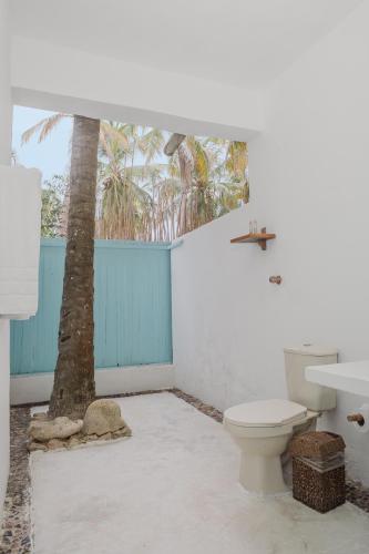 Un baño de Éteka Slow Beach Hotel Adults Only