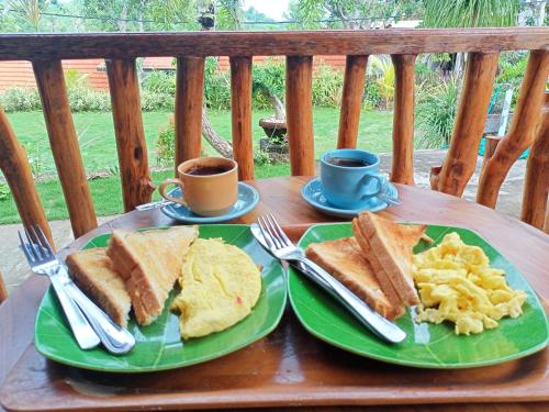 Grealeen Cottages في نوسا بينيدا: طاولة عليها طبقان من الخبز المحمص والبيض والقهوة