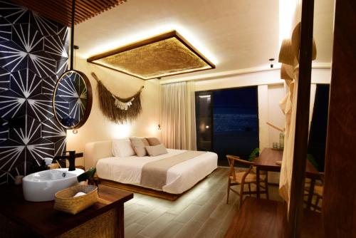 um quarto de hotel com uma cama, uma mesa e uma secretária em Xkan Hotel Boutique - Adults Only em Veracruz
